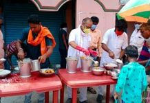 বিজেপির পক্ষ থেকে করোণা আমফান সমস্যায় থাকা মানুষের খাদ্য বিতরণ