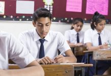 মোবাইল নিয়ে ধরা পড়লে বাতিল পরীক্ষা,বোর্ড পরীক্ষার আগে ঘোষণা CBSE-র