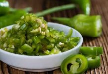 ওষুধের খরচ কমাবেন? তাহলে এই পদ্ধতিতে কাঁচা লঙ্কা খান নিয়মিত